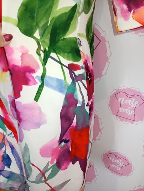 Krásne kvietkované šaty m/l, m