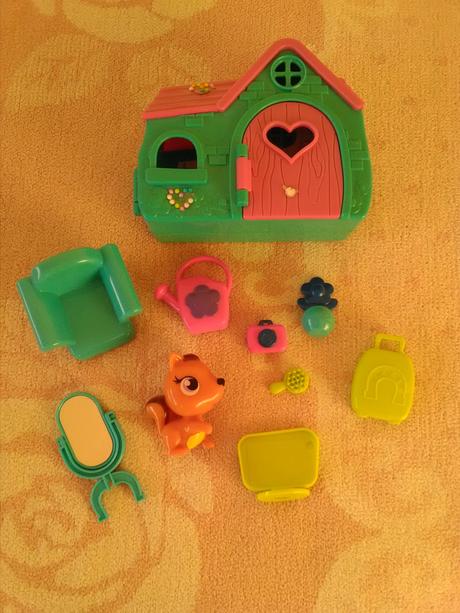 Malý plastový domček s hračkami, 