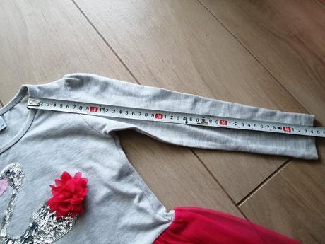 Šaty s tylovou sukničkou a labuťou, 116