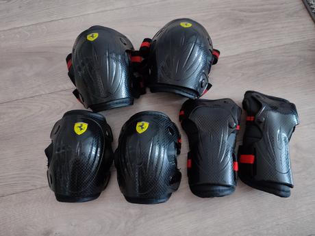Prilba a chrániče ferrari, s