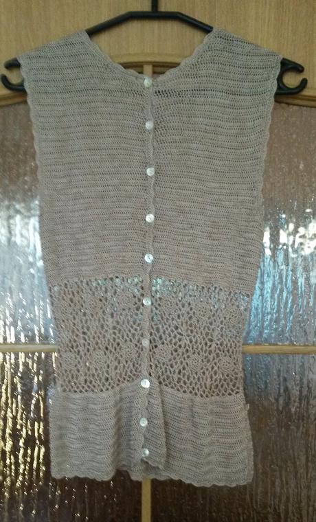 Elegantny pleteny top caroll, s