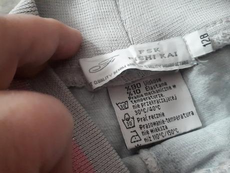 Rifle s rozovym teplakovym pasom na boku, 128