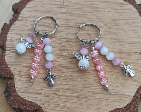 Kľúčenky s menami anjelikom z minerálov a korálok, 