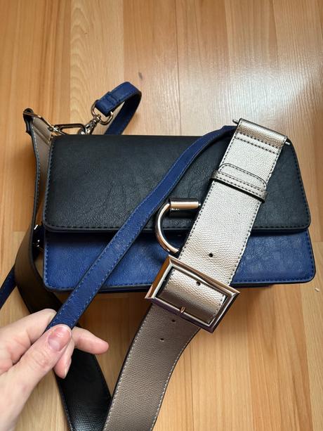 Malá kabelka, carpisa