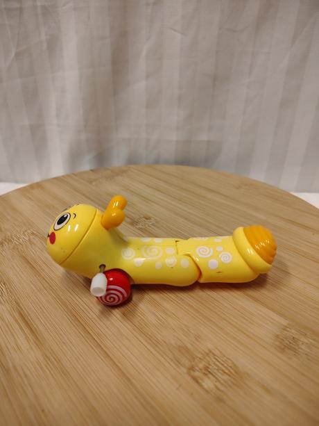 Žltá naťahovacia húsenica, červík, 13 cm,