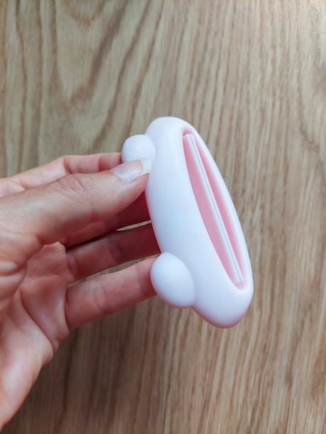 Jednoduchy plastovy vytlacac zubnej pasty, 