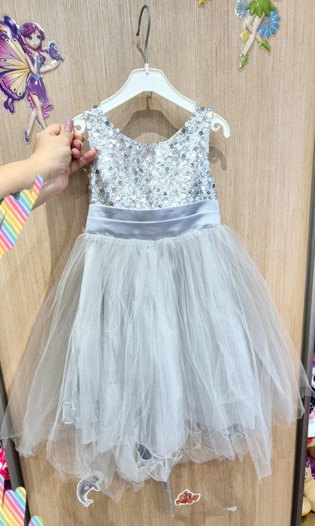 Strieborné šaty, 104