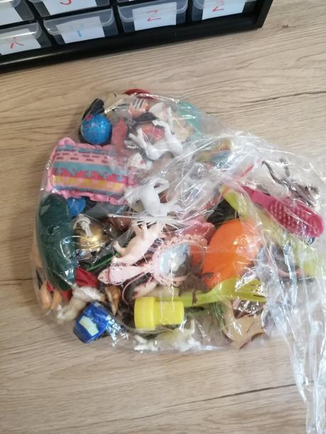 Abecedná skrinka montessori s predmetmi na vkladan, 