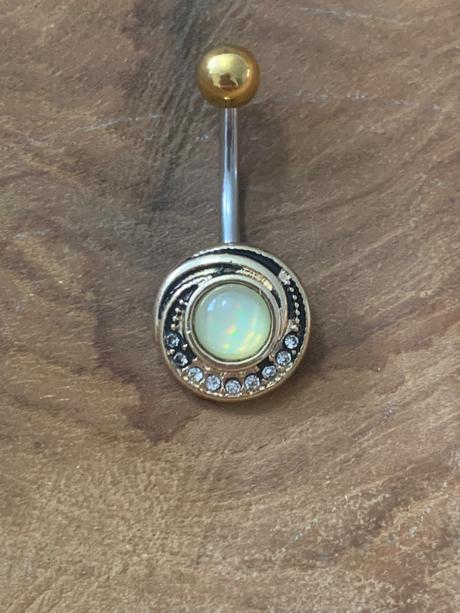 Piercing do pupka,