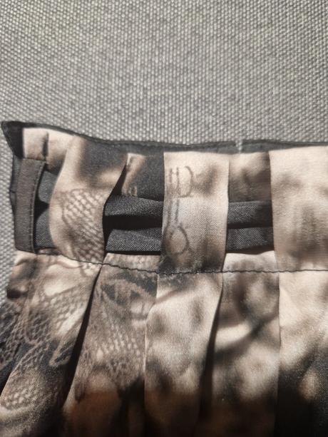 Saténové zaujímavé šaty, s