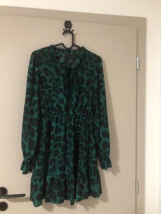 Saty so zeleným vzorom, s