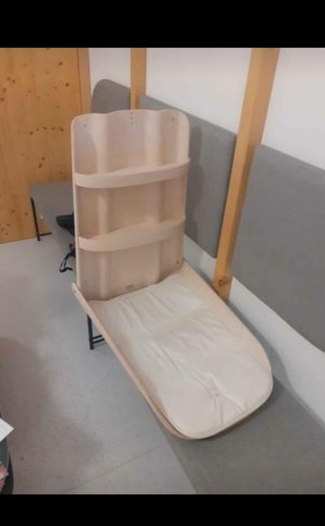 Zavesny prebalovaci pult,