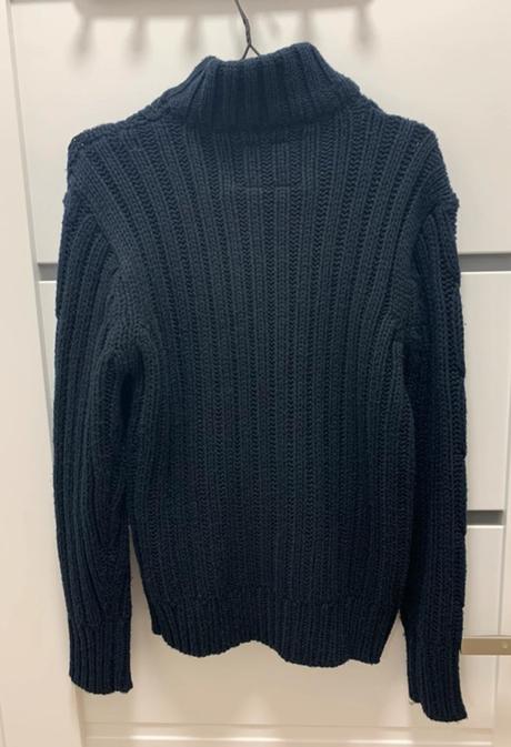 Tmavomodrý sveter ma gombíky, s