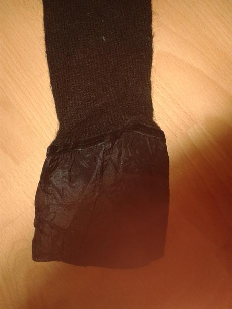 Cierny sveter s flitrami a kozusinkou, s