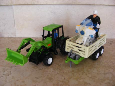 Traktor s prívesom a policajt na motorke, 