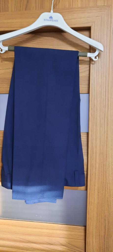 Oblek, nohavice, košeľa a topánky na 1. sv. p., 140