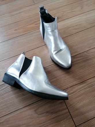 Strieborné topánky, 37