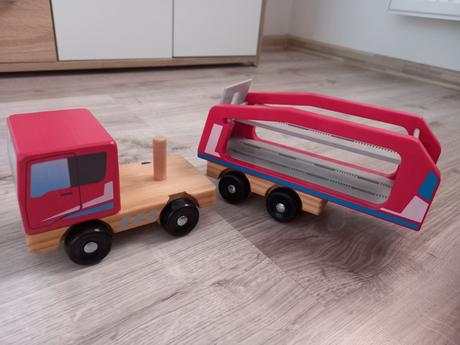 Drevené nákladné auto,