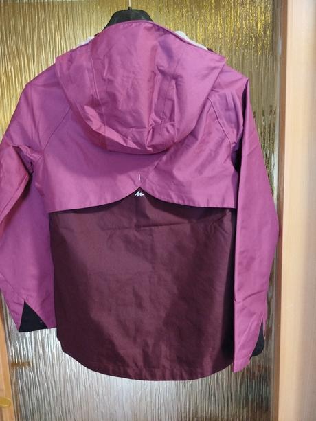 Vodeodolná a vetruodolná bunda, turistická, quechua,140