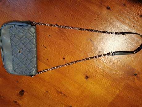 Sivá kabelka guess, guess