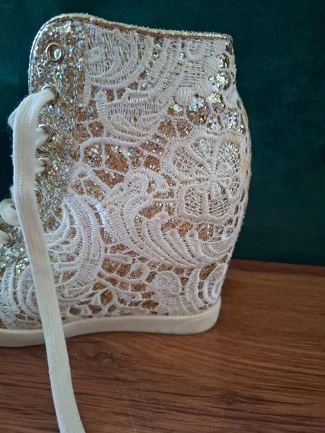 Tenisky na skrytom opätku, 37