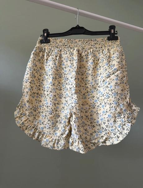 Nádherne sortky s volanom cos, s, cos,s