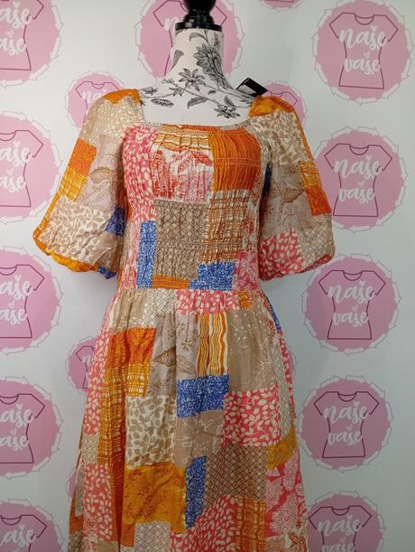 Nové vzorované šaty, s