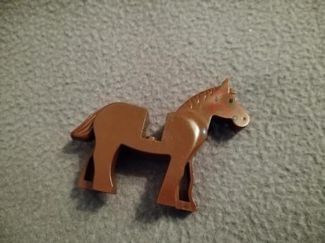 Lego kôň s červenou uzdou, 