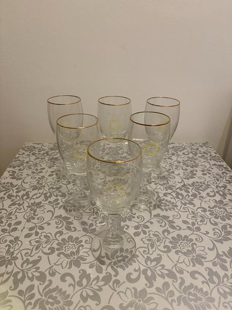 6 kusov pohárov na víno, 