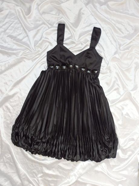 Kvalitne velmi pekne saty na slavnost, 36