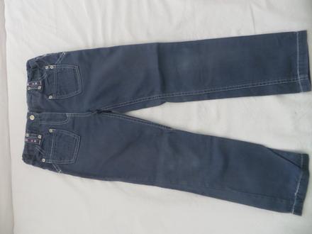 Šedé nohavice, 122