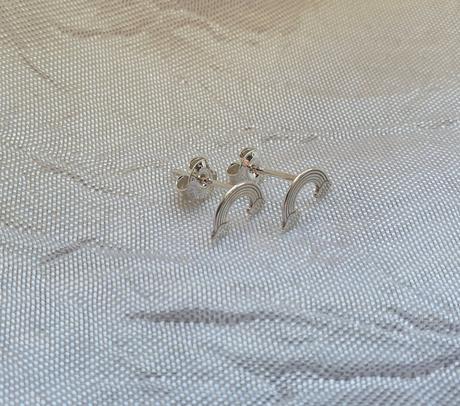 Strieborné puzetové náušnice dúhy,