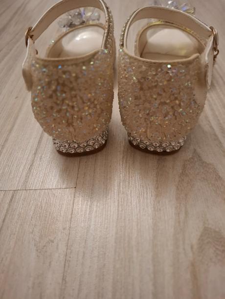 Nádherné sandálky, 32