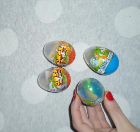 4 x vajíčko s dinosaurami,