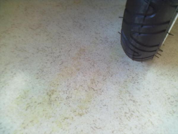 Ako odstrániť fľaky z gumenej podlahy?