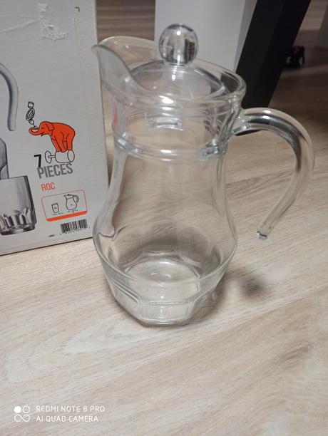 Džbán, poháre a karaffa,