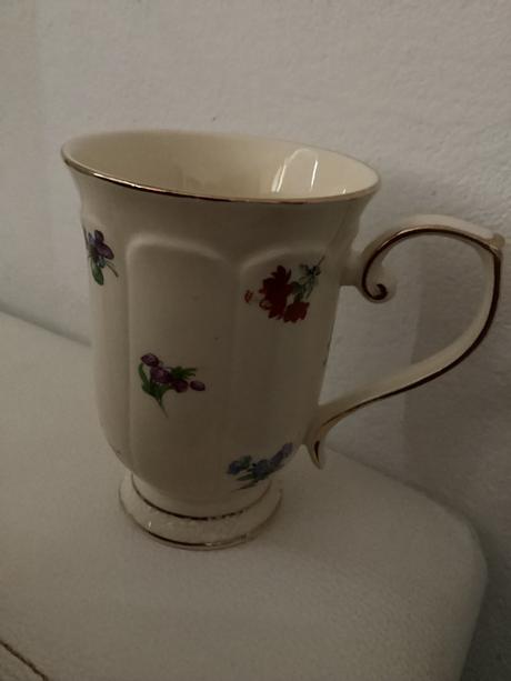 Krásna šálka s kvetinkami,