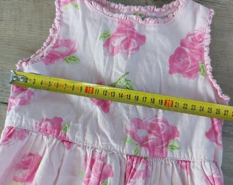 Šaty s rúžičkami, 92
