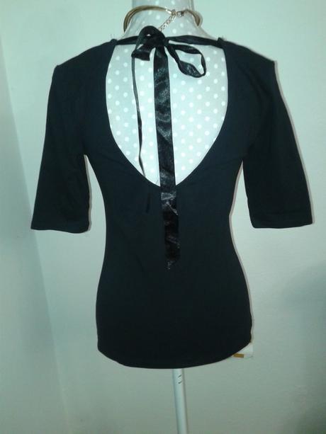 Čierny top s potlačou vzadu na viazanie veľ. s, s