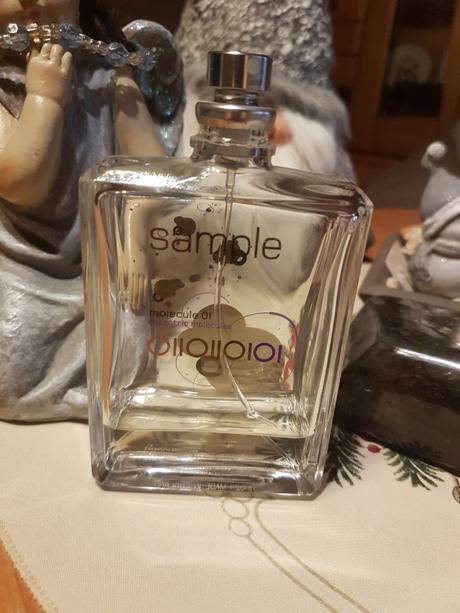 Toaletná voda escentric molecule  01, 