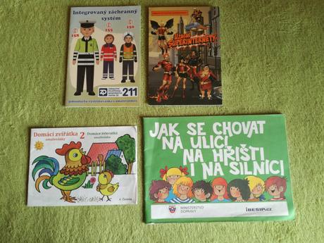 Kinder šmoulovia mix , stikeez ...,