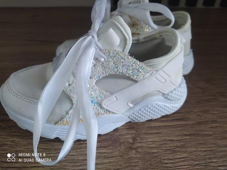 Štýlové tenisky trblietavé so satenovymi šnúrkami, 24