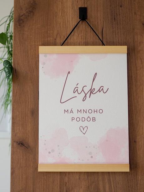 Ružový print s akvarelovou grafikou a textom, 