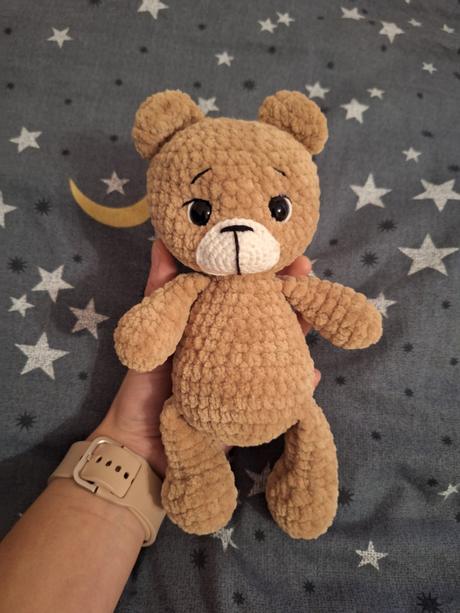 Háčkovaný plyšový macko,