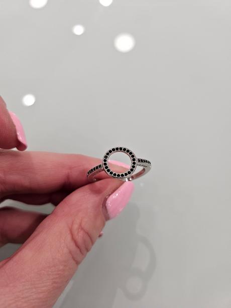 Prsteň s kamienkami, 