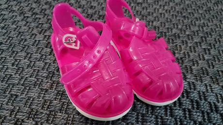 Sandalky do vody, 23