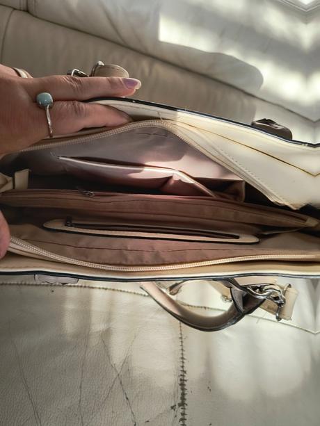 Krémová elegantná kabelka,