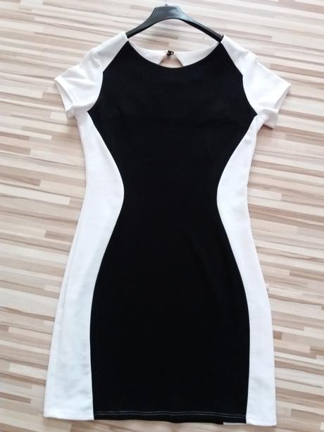 Čierno-biele šaty, 42
