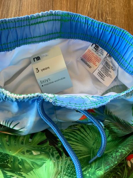 Krásne šortky na kupanie, 98