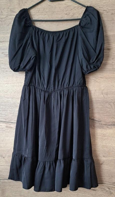 Šaty s štvorcovým výstrihom a nariaseným lemom, s